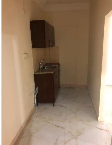 yerleşim Hazır Mülk 1 yatak odası U/F Apartman  kiralık içinde Doha #7850 - 1  image 